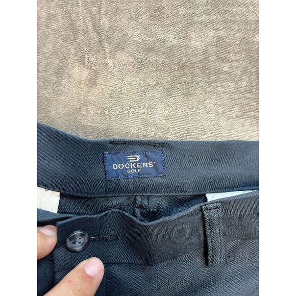 Dockers Men's Golf shorts in black D4 Flat front, relaxed fit size 34 - Picture 2 of 5